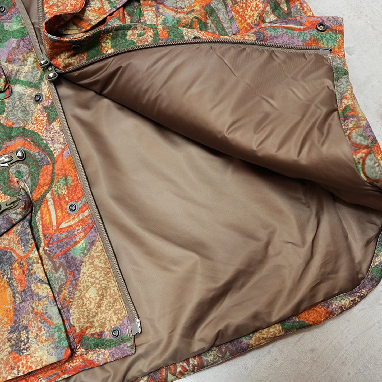 【South2 West8】サウスツーウエストエイト men's Multi-Pocket Zipped Padding Vest-Cotton Ripstop/Printed "EZO Forest"