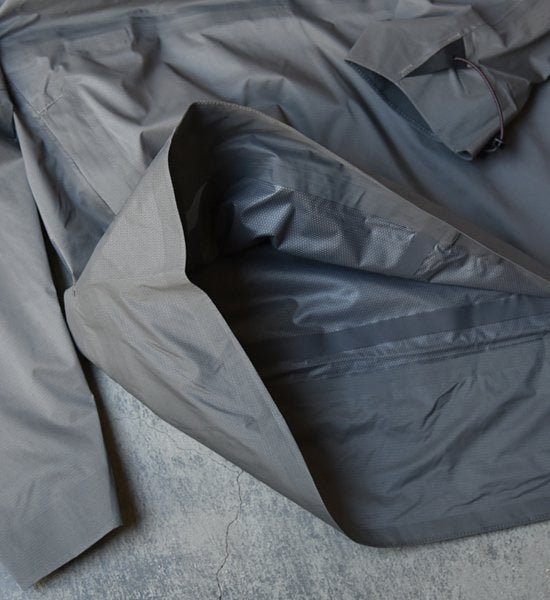 【KLATTERMUSEN】 クレッタルムーセン Fjorgyn Anorak "Rock Grey"