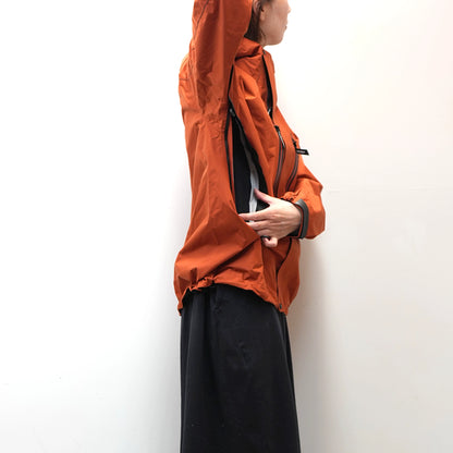 【and wander】アンドワンダー women's 2.5L hiker rain jacket "2Color"