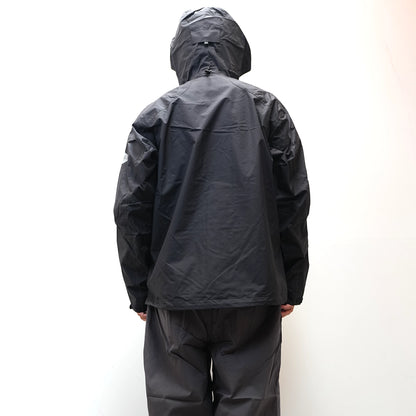 【and wander】アンドワンダー men's 2.5L hiker rain jacket "Black"