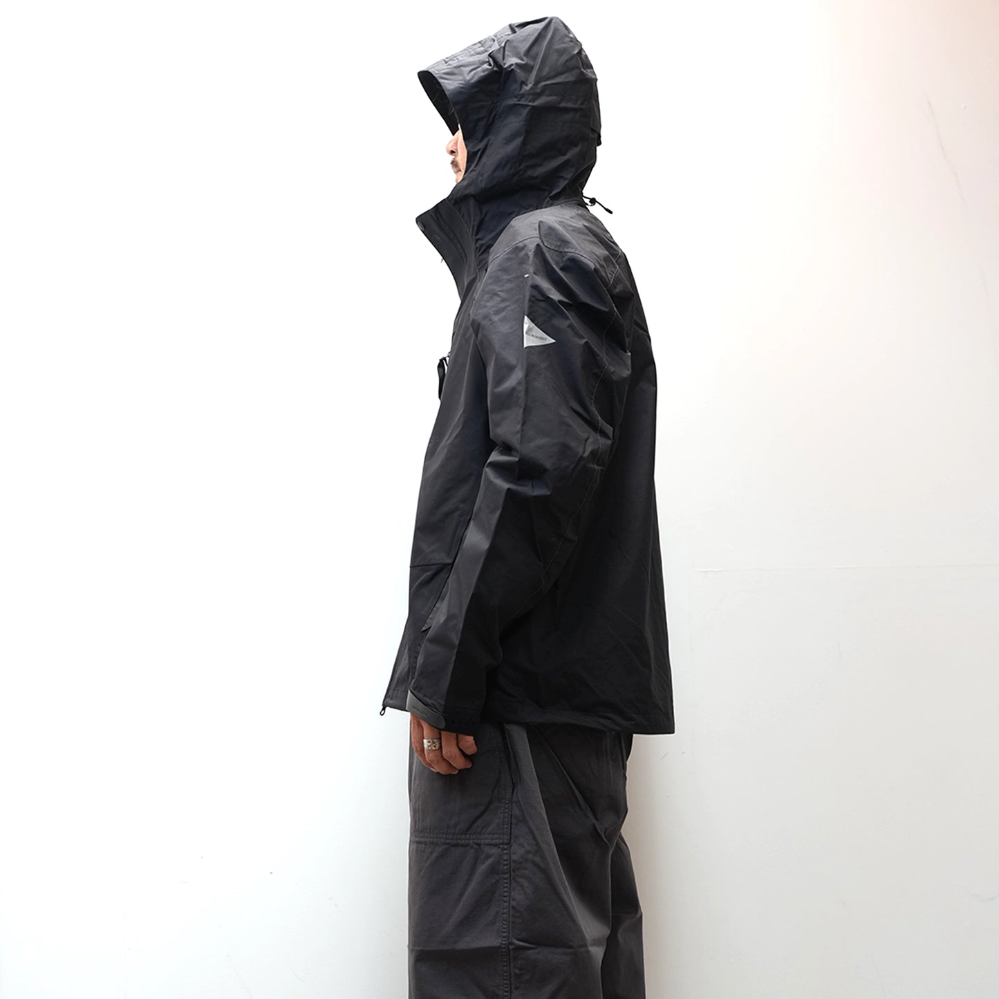 【and wander】アンドワンダー men's 2.5L hiker rain jacket "Black"