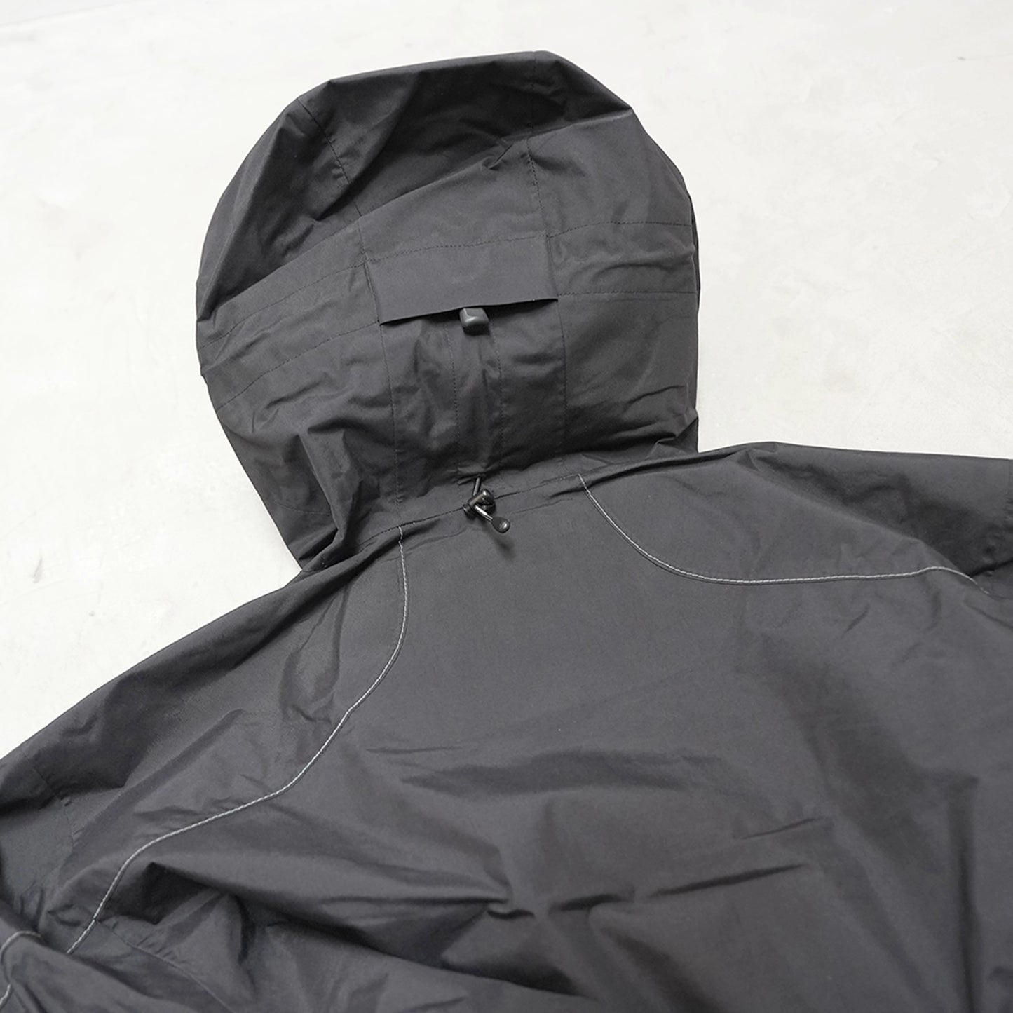 【and wander】アンドワンダー men's 2.5L hiker rain jacket "Black"