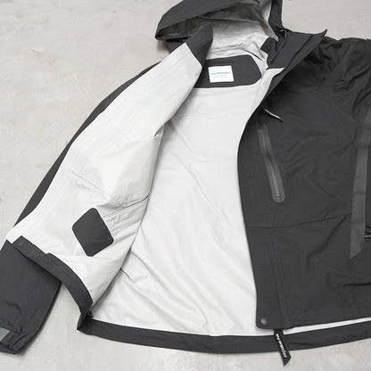【and wander】アンドワンダー men's 2.5L hiker rain jacket "Black"