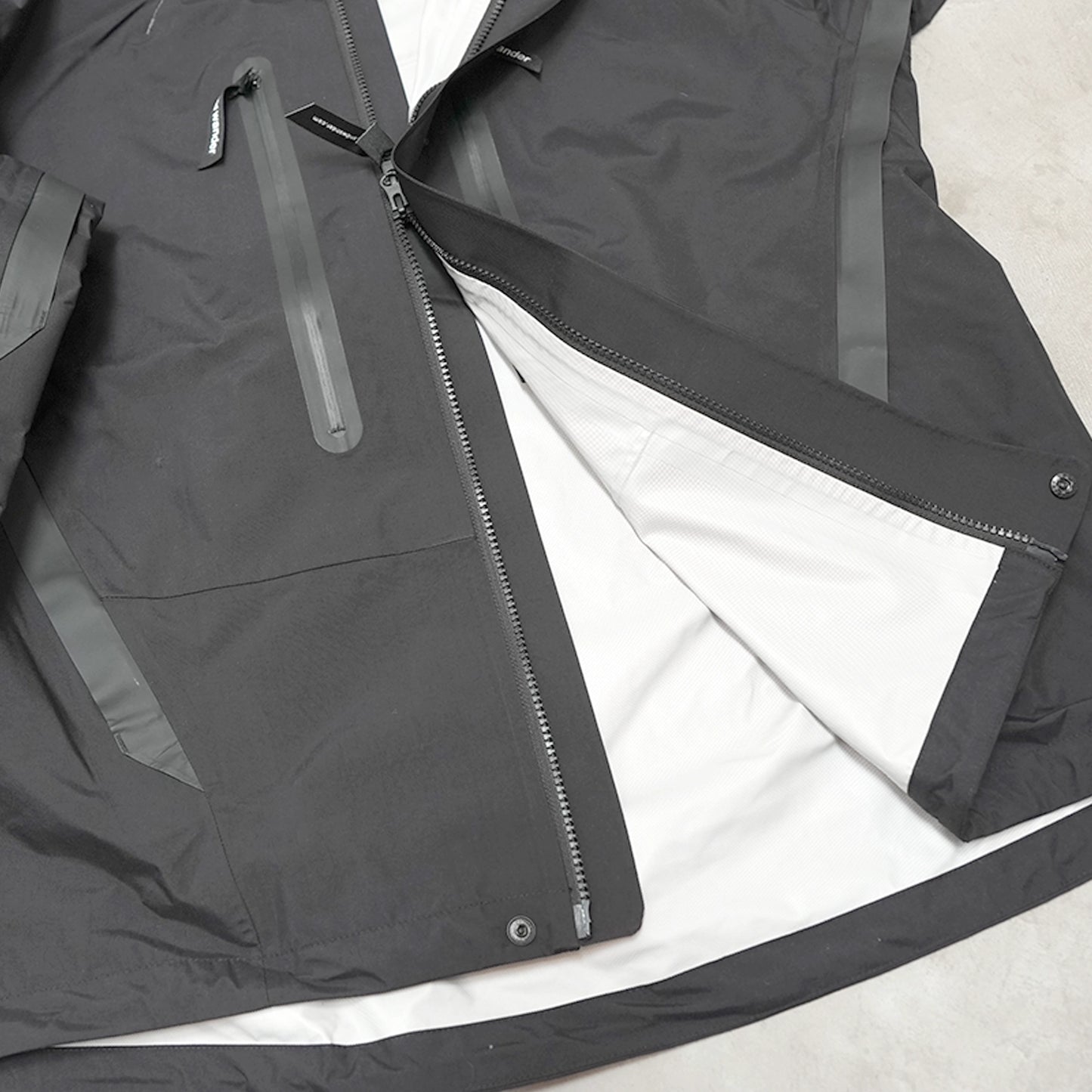 【and wander】アンドワンダー men's 2.5L hiker rain jacket "Black"