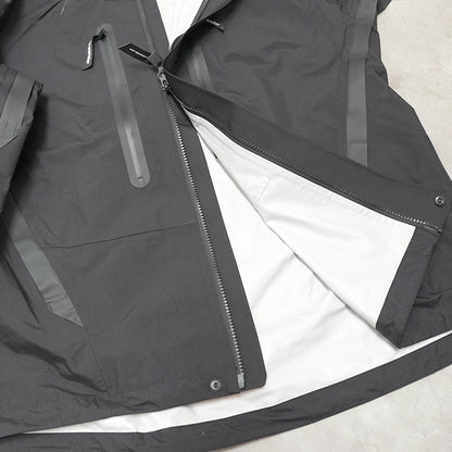 【and wander】アンドワンダー men's 2.5L hiker rain jacket "Black"