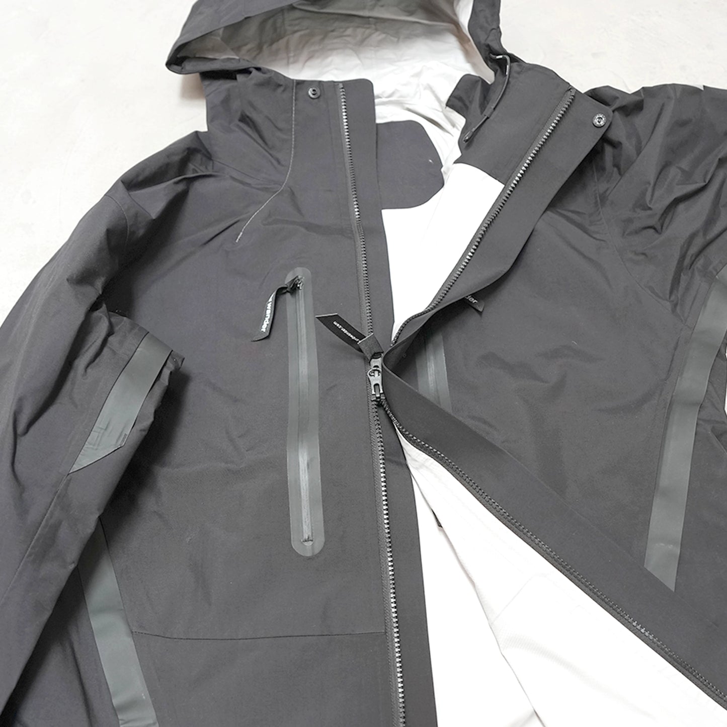【and wander】アンドワンダー men's 2.5L hiker rain jacket "Black"