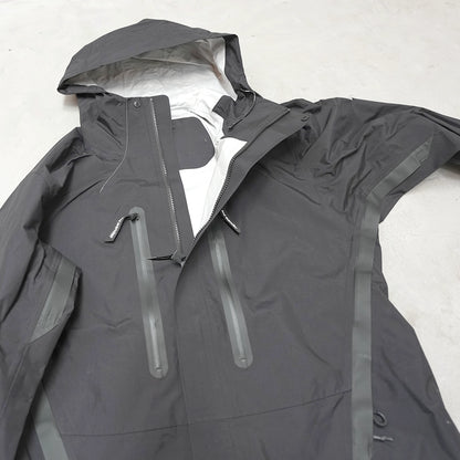 【and wander】アンドワンダー men's 2.5L hiker rain jacket "Black"