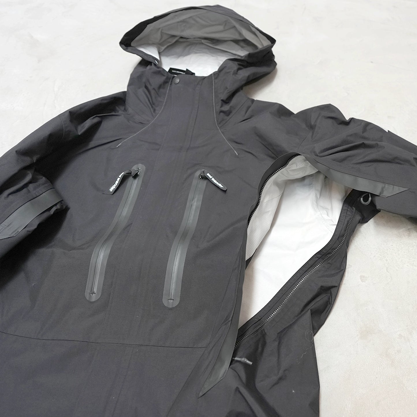 【and wander】アンドワンダー men's 2.5L hiker rain jacket "Black"