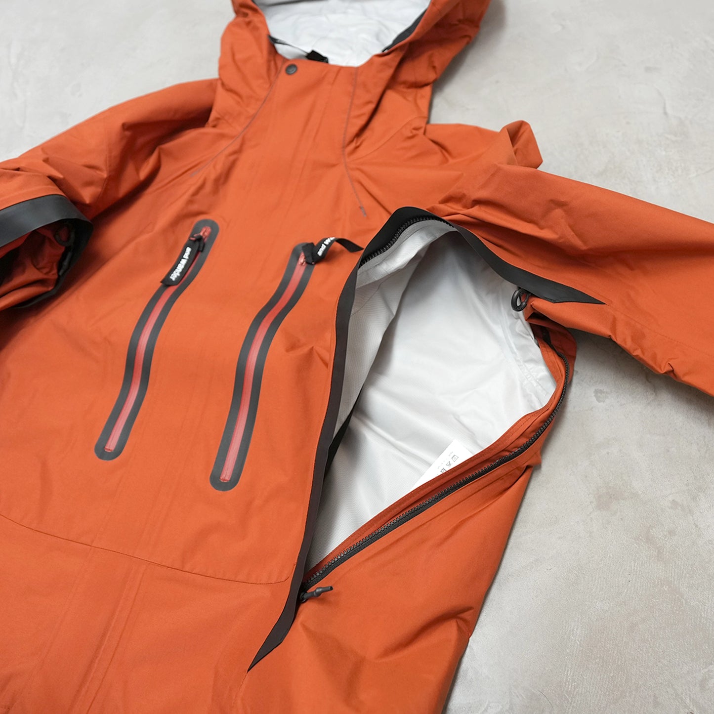 【and wander】アンドワンダー women's 2.5L hiker rain jacket "2Color"
