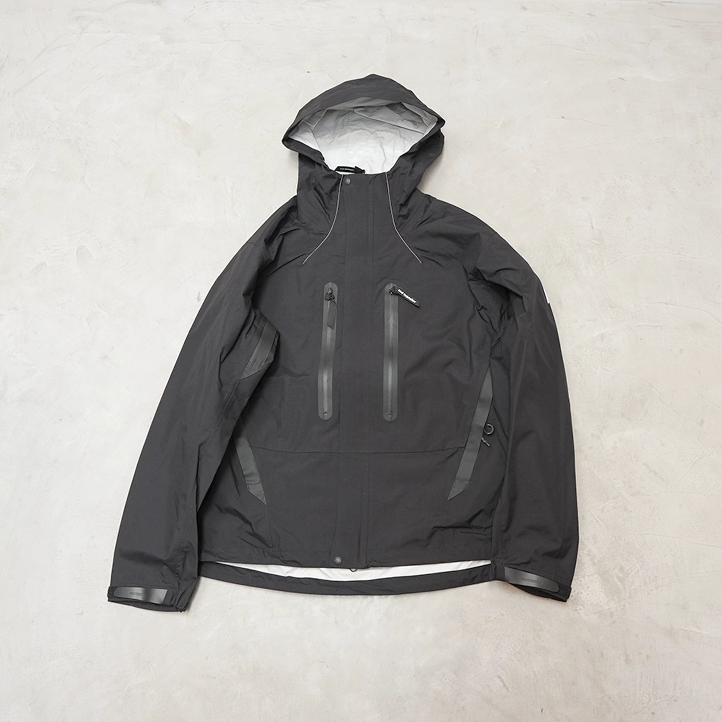 【and wander】アンドワンダー men's 2.5L hiker rain jacket "Black"