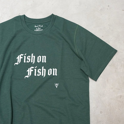 【South2 West8】サウスツーウエストエイト men's S/S Crew Neck Tee - FISH ON "Green"
