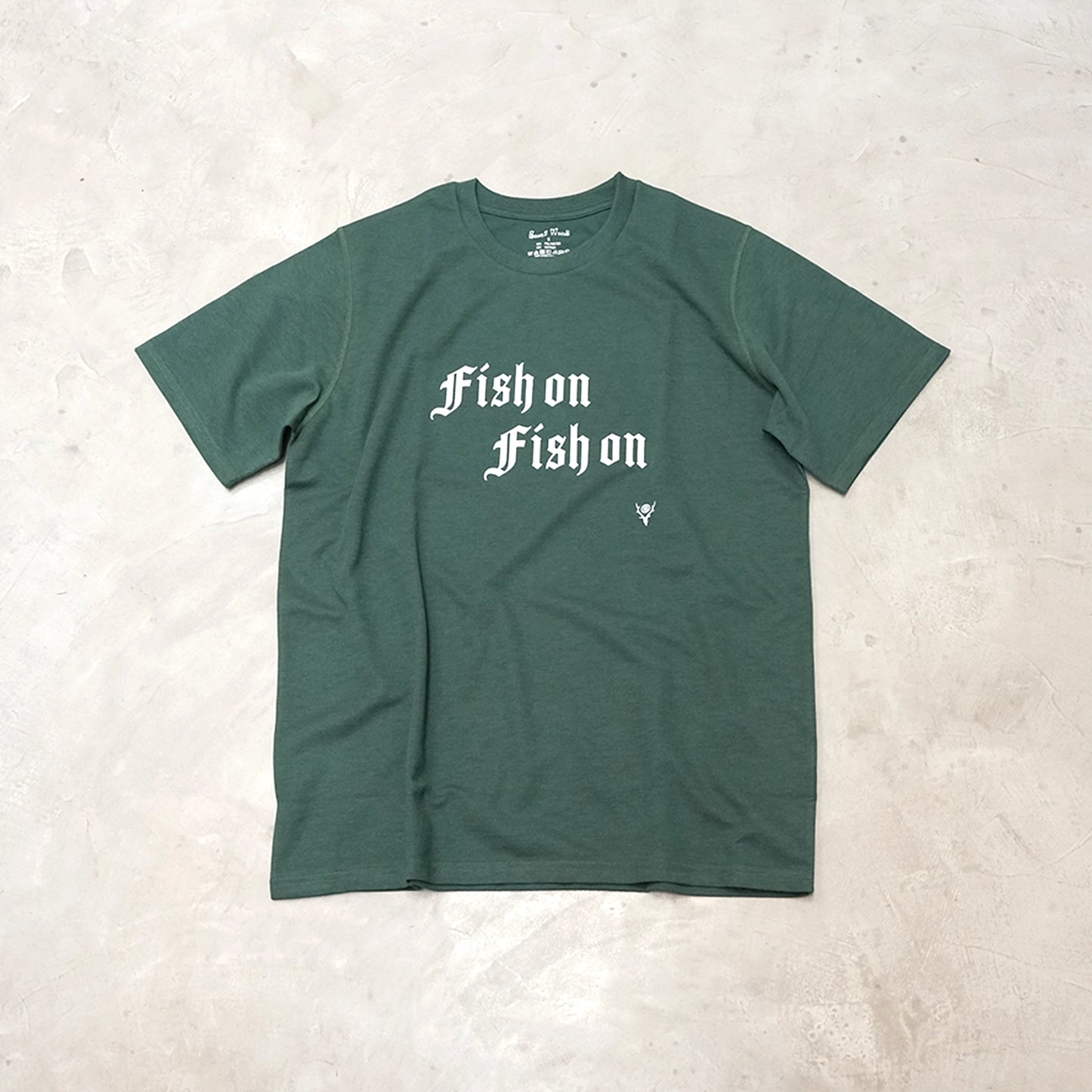 【South2 West8】サウスツーウエストエイト men's S/S Crew Neck Tee - FISH ON "Green"