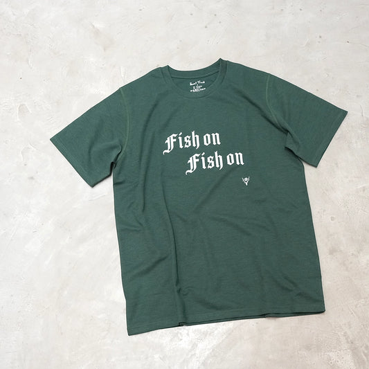 【South2 West8】サウスツーウエストエイト men's S/S Crew Neck Tee - FISH ON "Green"