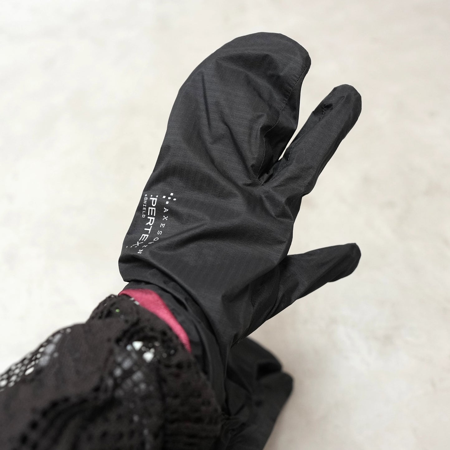 【AXESQUIN】アクシーズクイン ｍen's W2P Light Shell Trigger Mitten "スミイロ" ※ネコポス可