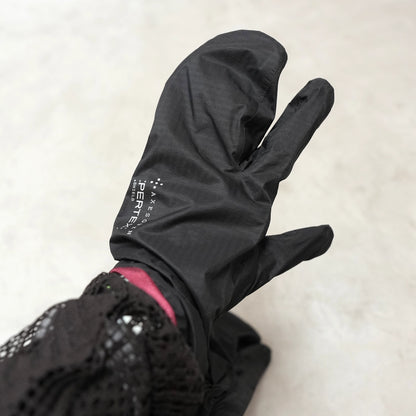 【AXESQUIN】アクシーズクイン ｍen's W2P Light Shell Trigger Mitten "スミイロ" ※ネコポス可