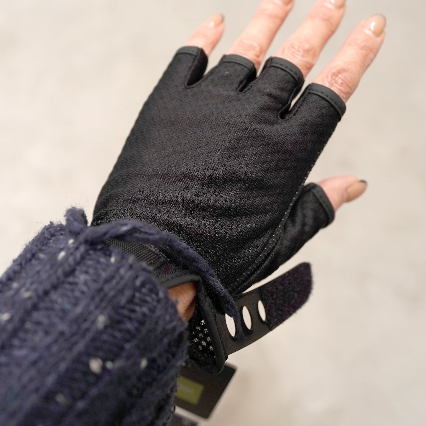 【AXESQUIN】アクシーズクイン Ventilation Finger Cut Glove "Black" ※ネコポス可