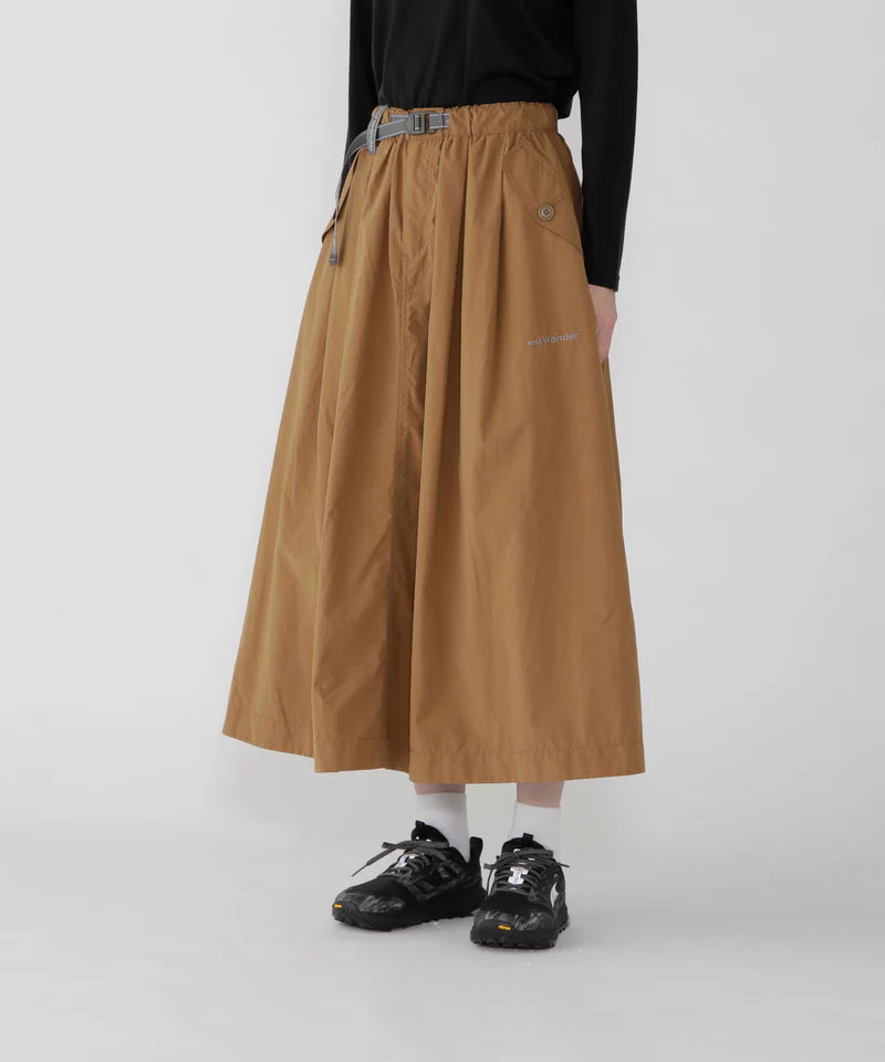 【and wander】アンドワンダー women's oversized cargo skirt "2Color"