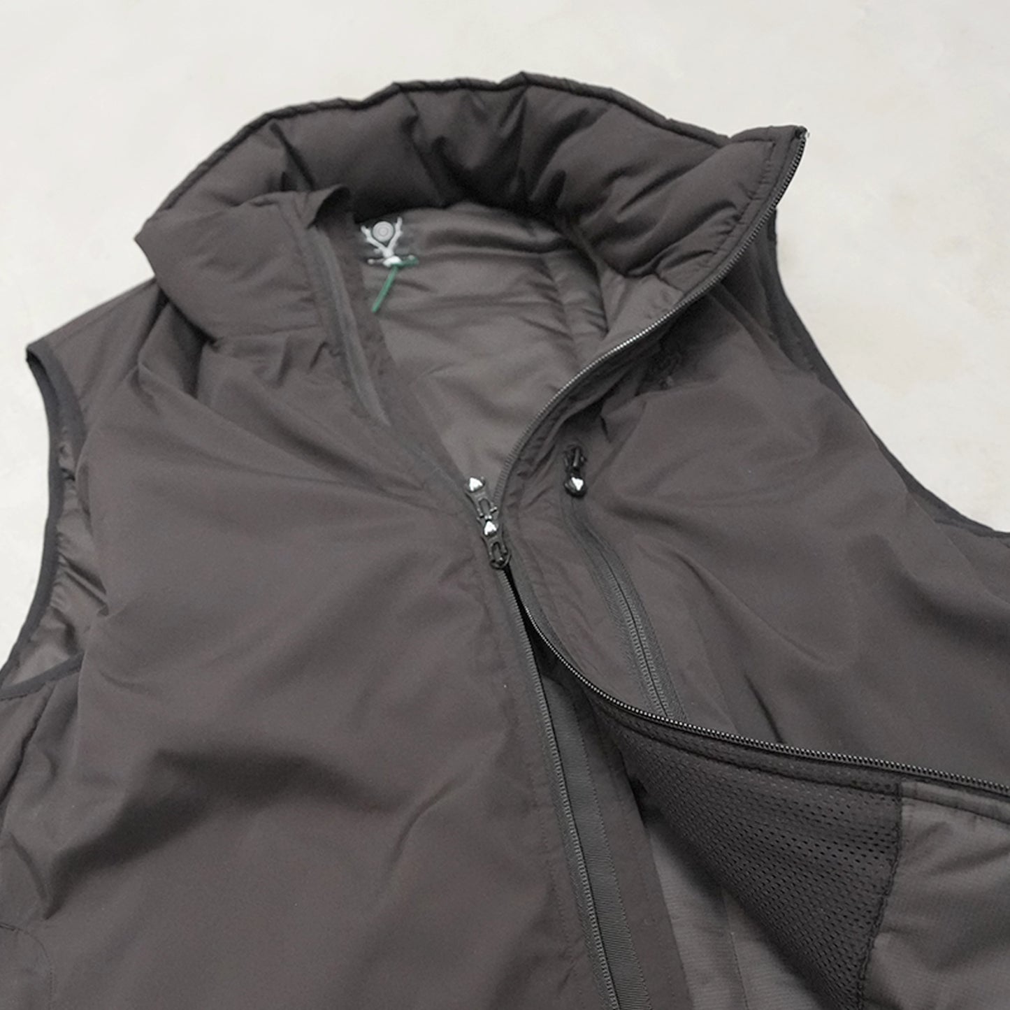 【South2 West8】サウスツーウエストエイト men's Insulator Vest-Poly Peach Skin "Black"