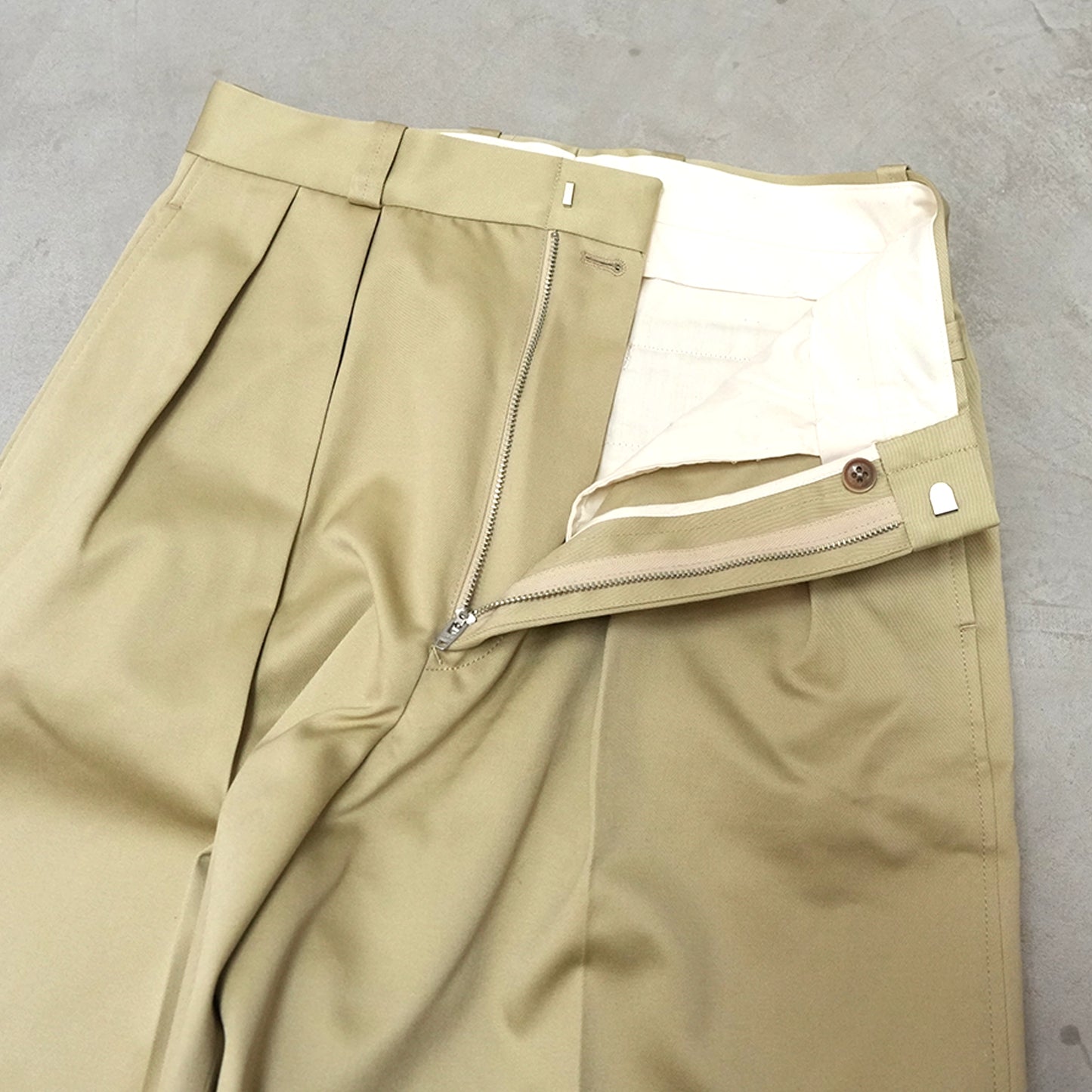 【nanamica】ナナミカ women's Double Pleated Chino Shorts "Khaki"