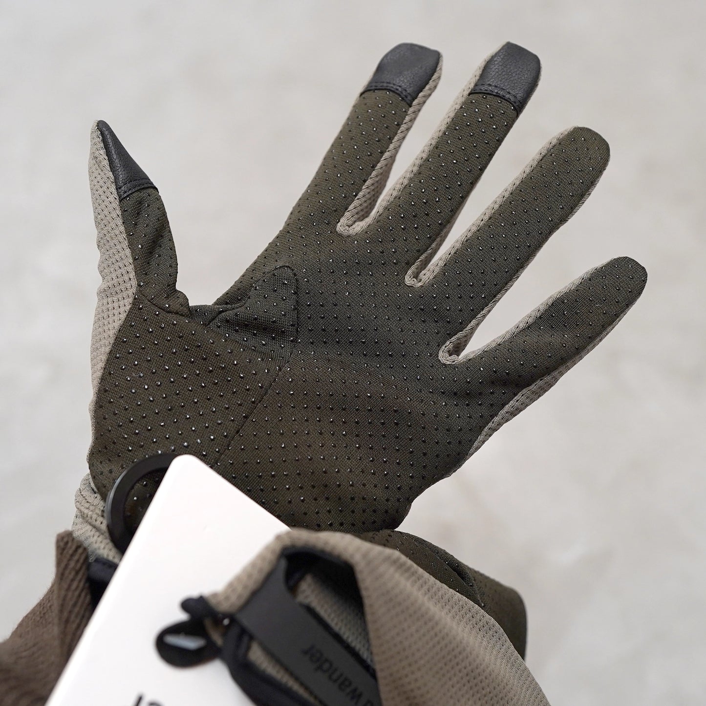 【and wander】アンドワンダー unisex stretch mesh glove "2Color" ※ネコポス可