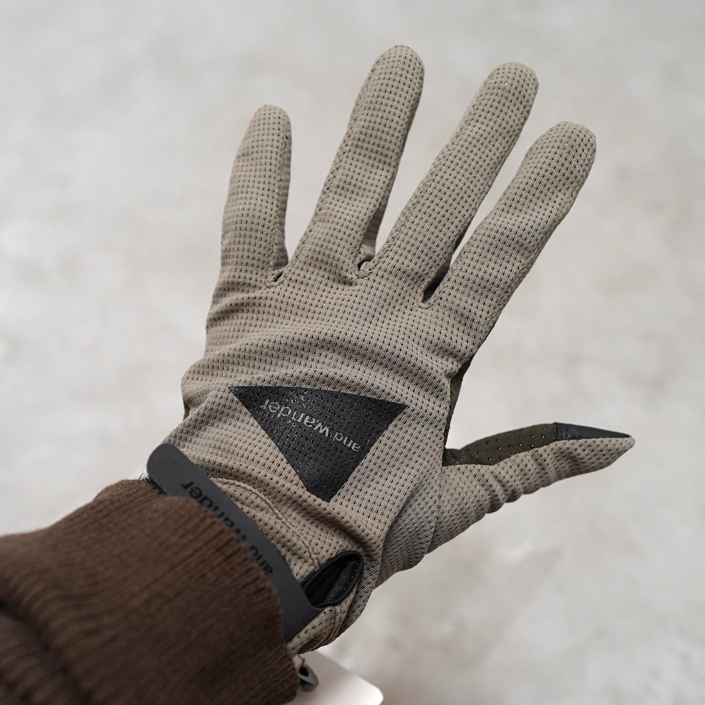 【and wander】アンドワンダー unisex stretch mesh glove "2Color" ※ネコポス可