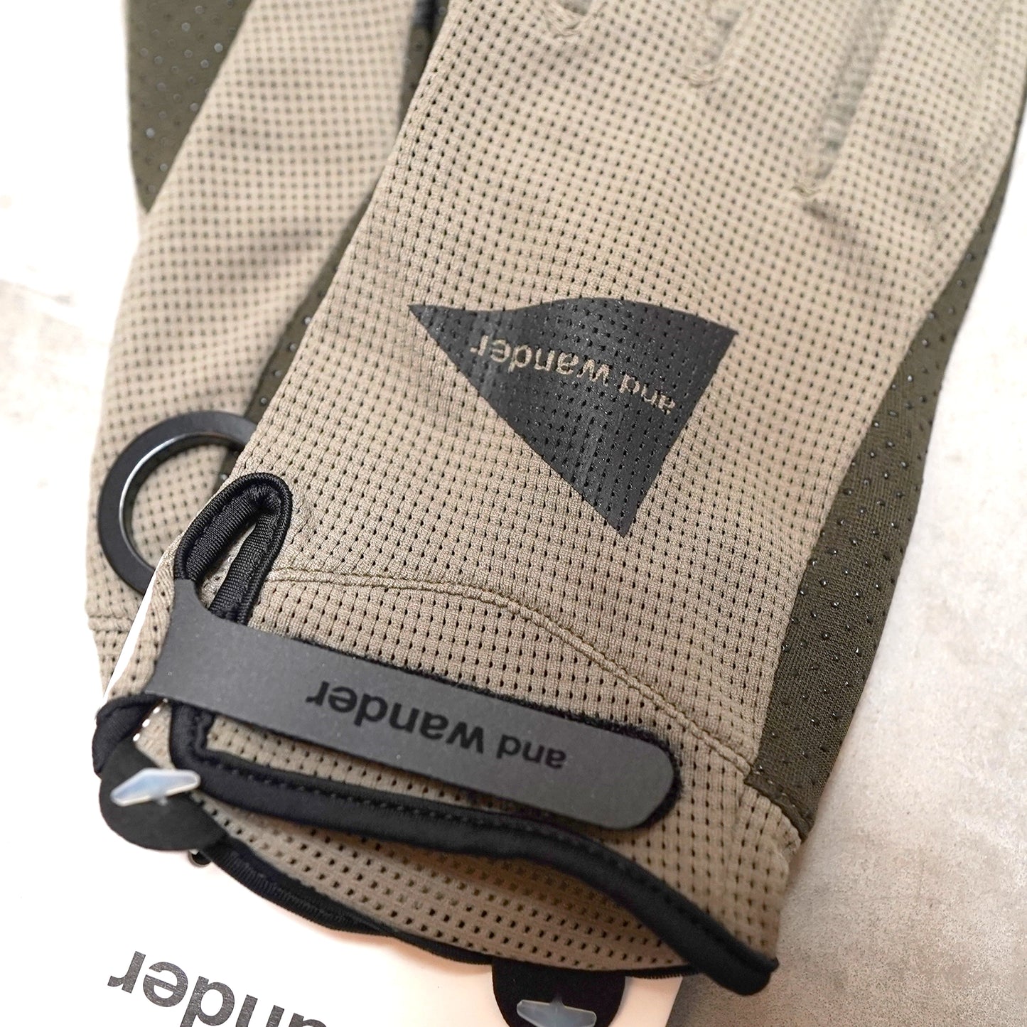 【and wander】アンドワンダー unisex stretch mesh glove "2Color" ※ネコポス可